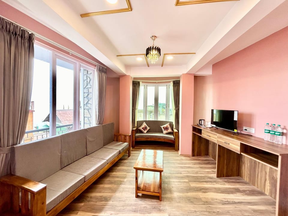 Communal lounge/ TV room, TV and multimedia, Living room, Seating area, Evening entertainment, Evening entertainment