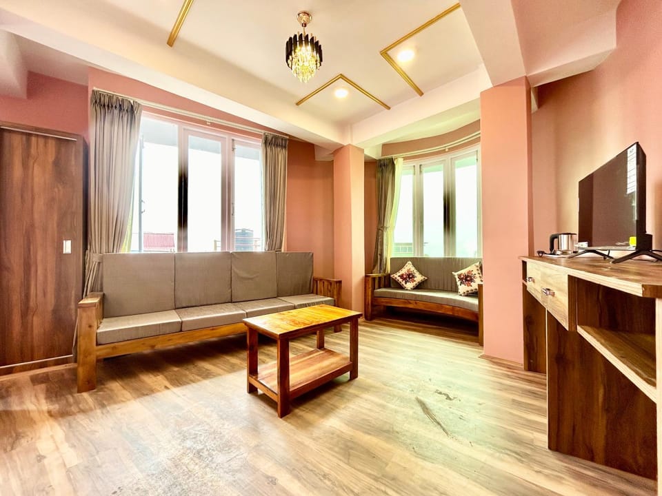 Communal lounge/ TV room, TV and multimedia, Living room, Seating area, Evening entertainment