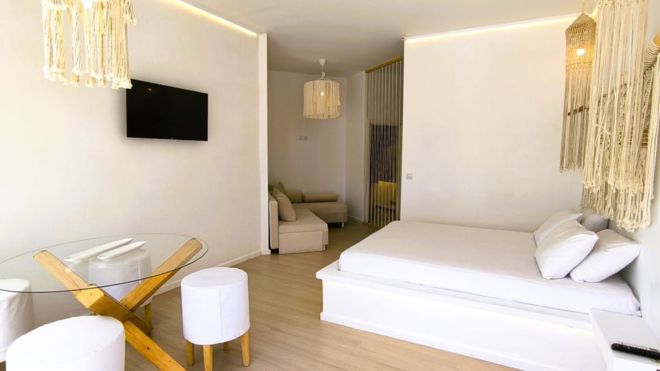 Bed, Seating area, Bedroom