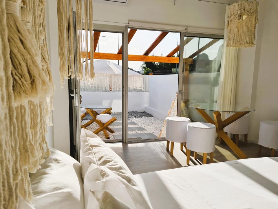 Bed, View (from property/room), Photo of the whole room, Seating area, Dining area, Bedroom, air conditioner