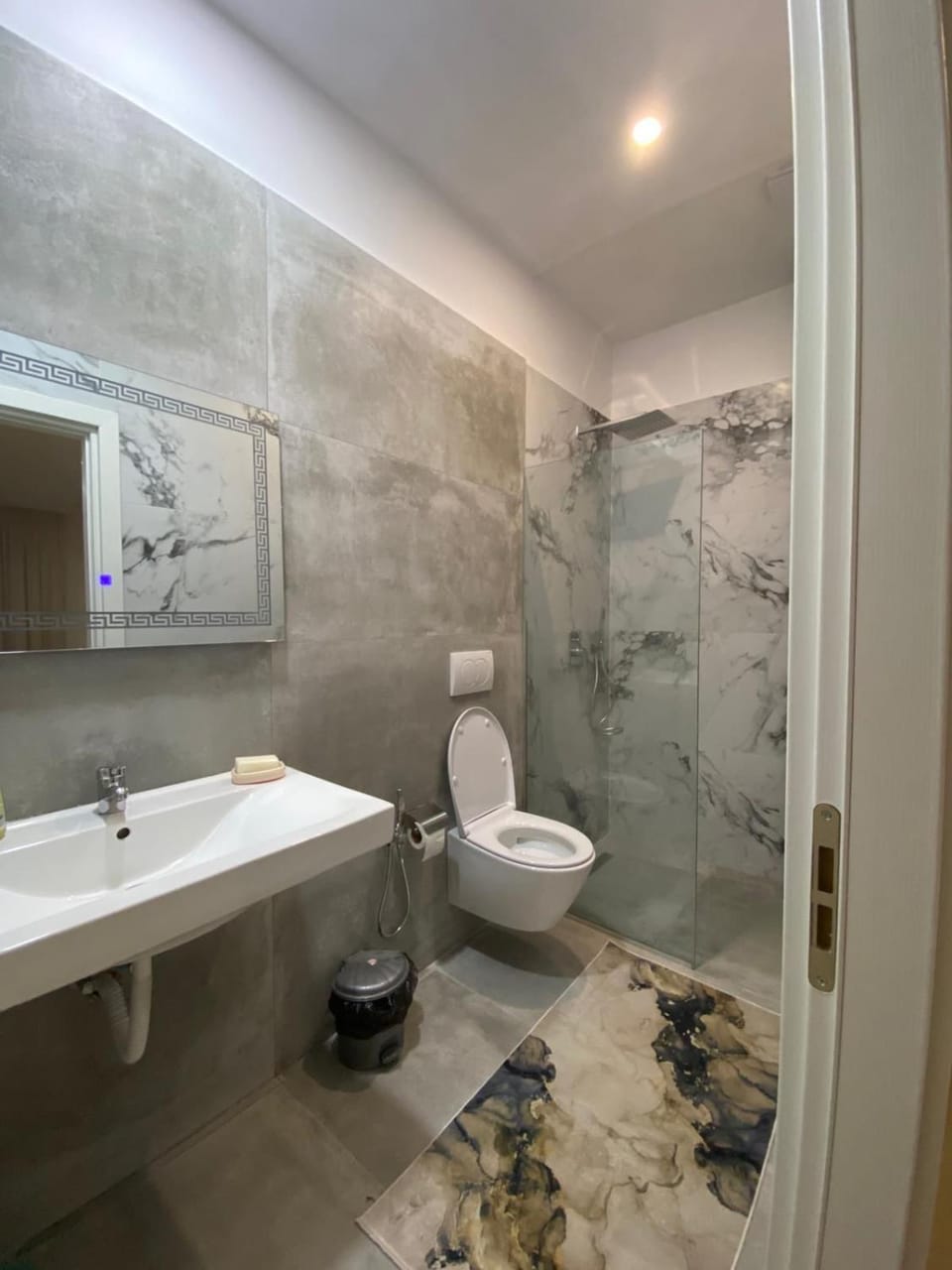 Shower, Toilet, Bathroom, Bath, bidet, towels