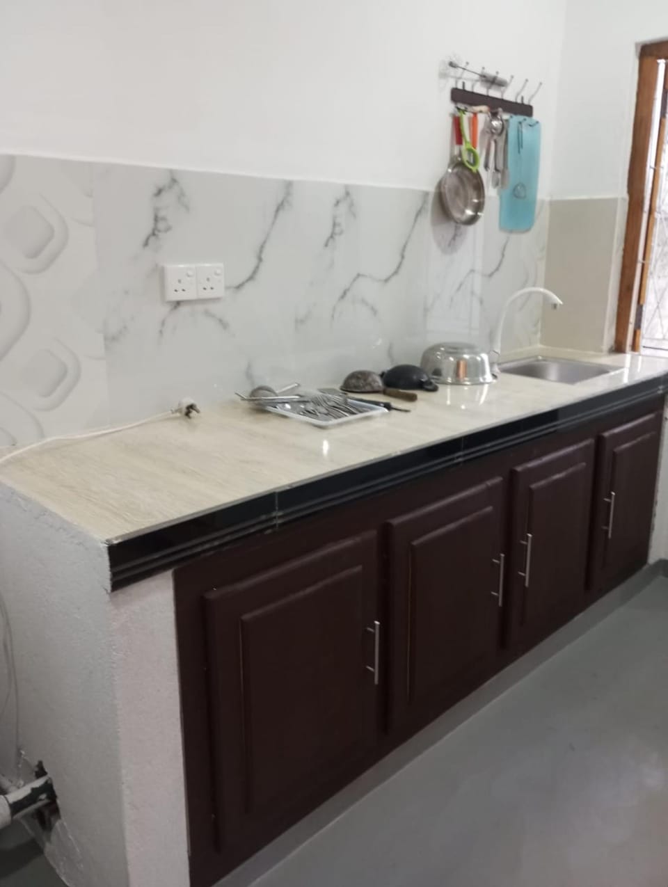 Kitchen or kitchenette, minibar