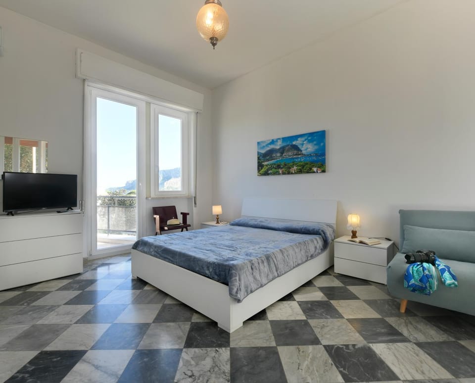Bed, TV and multimedia, Balcony/Terrace, Photo of the whole room, Bedroom, air conditioner