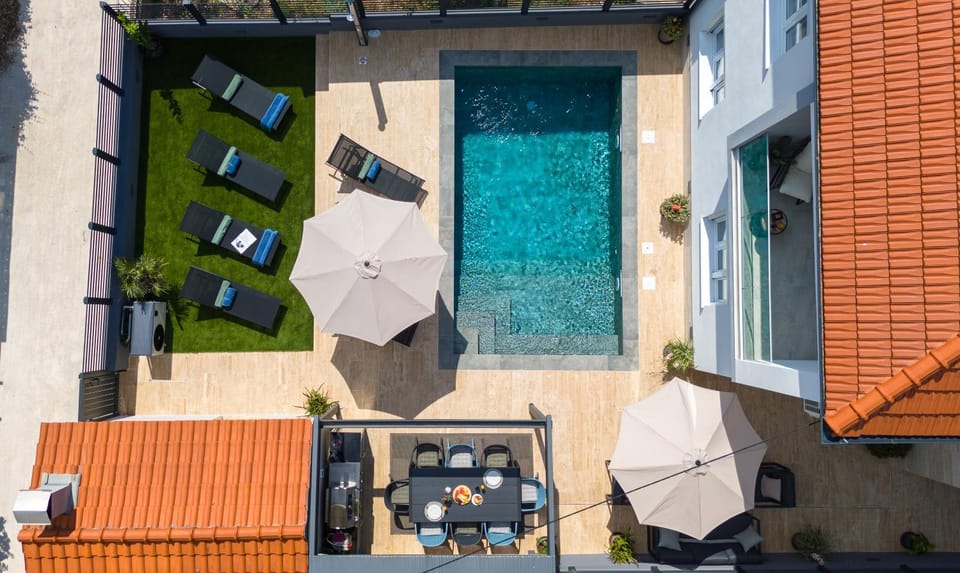 Property building, Patio, Day, Pool view, Swimming pool, sunbed