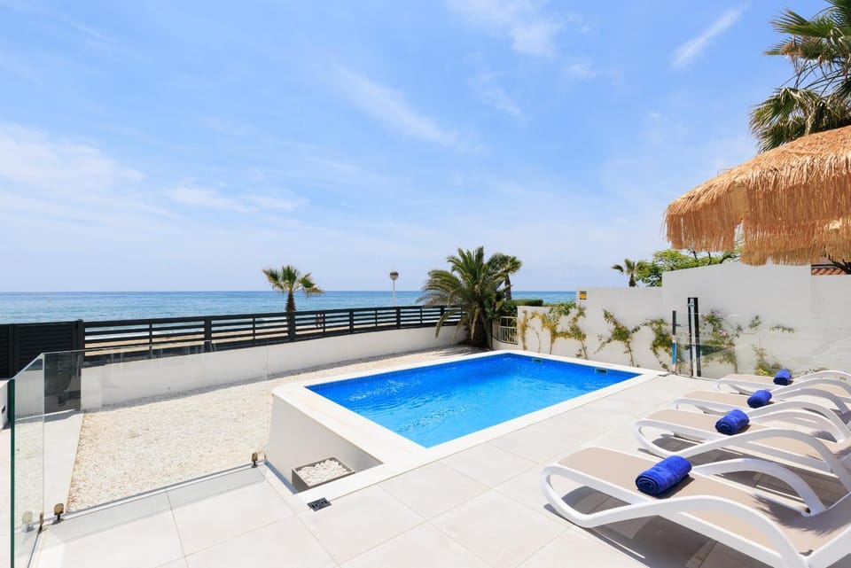 Balcony/Terrace, Sea view, Swimming pool, sunbed