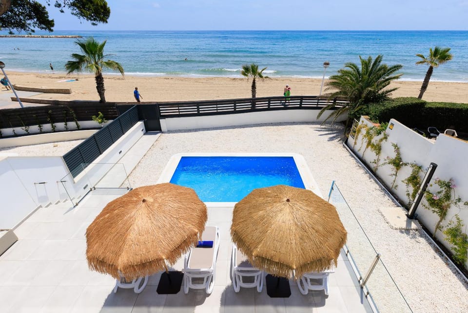 Balcony/Terrace, Pool view, Sea view, sunbed
