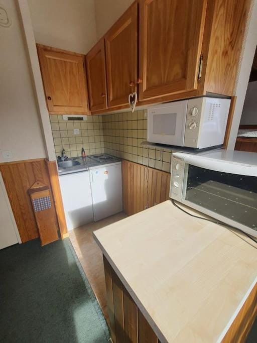 Kitchen or kitchenette, oven, stove