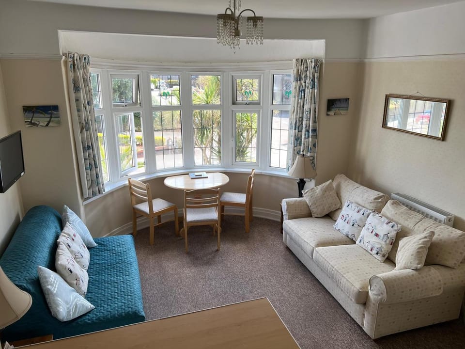 TV and multimedia, Living room, Seating area, Dining area, pet friendly