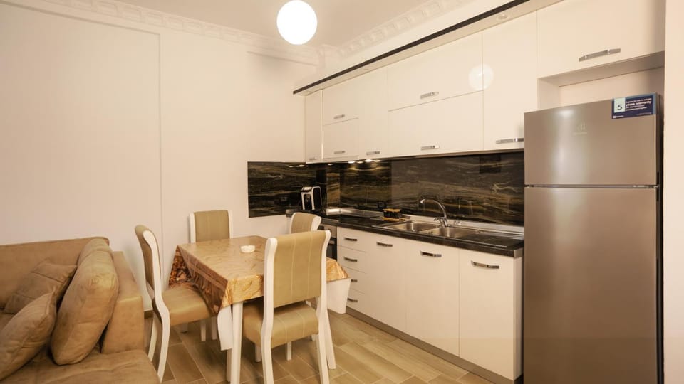 Kitchen or kitchenette, Dining area, dishwasher, minibar, oven, stove