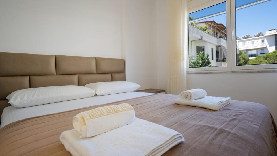 Bed, Photo of the whole room, Bedroom, towels
