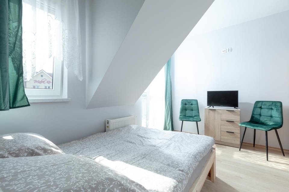 Bed, TV and multimedia, Photo of the whole room, Seating area, Bedroom