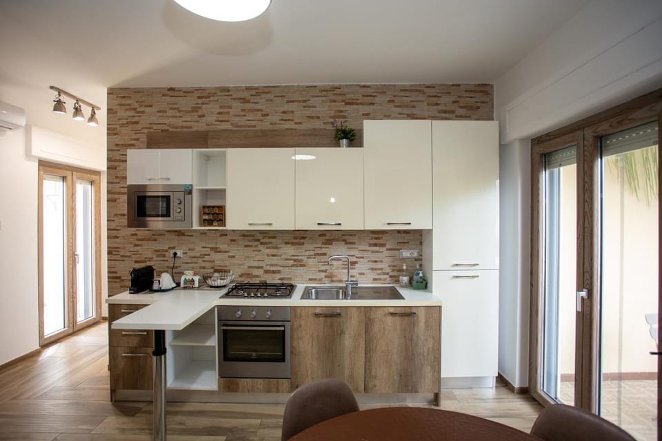 Kitchen or kitchenette, minibar, stove