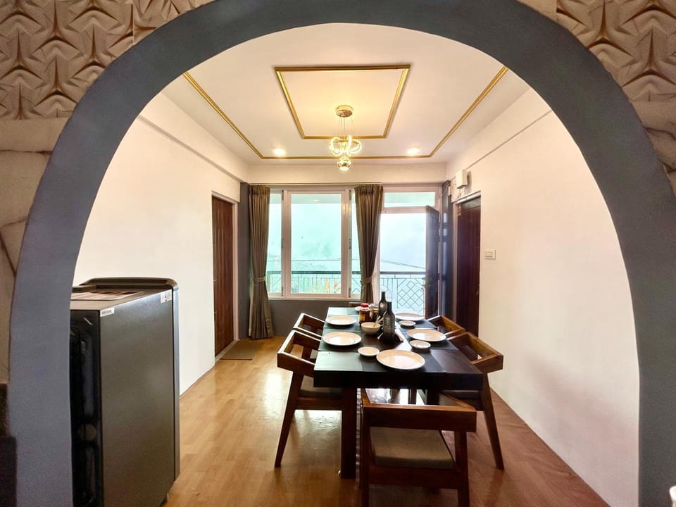 Seating area, Dining area, Mountain view