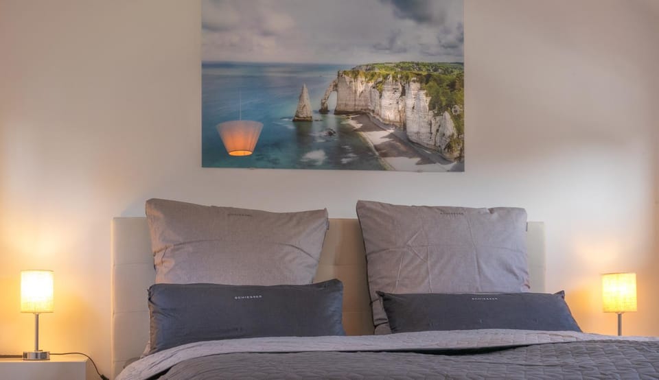 Bed, Photo of the whole room, Decorative detail, Bedroom
