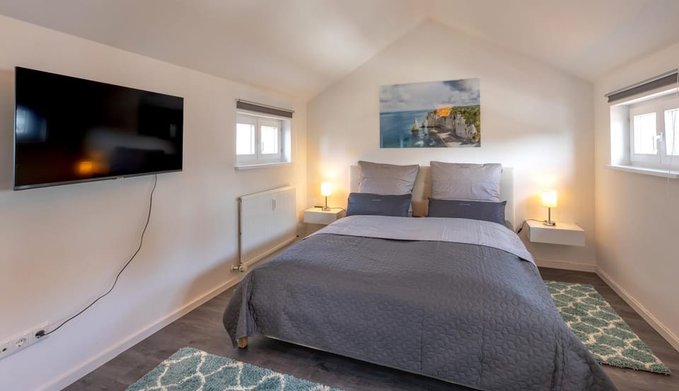 Bed, TV and multimedia, Photo of the whole room, Bedroom