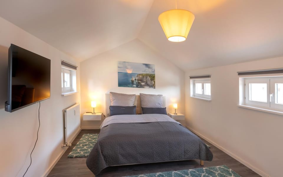 Bed, TV and multimedia, Photo of the whole room, Bedroom