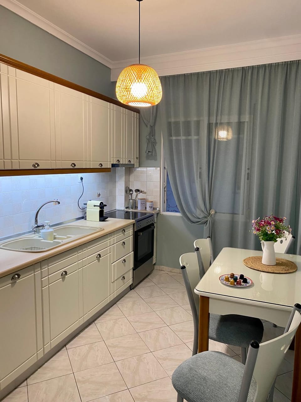 Kitchen or kitchenette, Dining area, oven