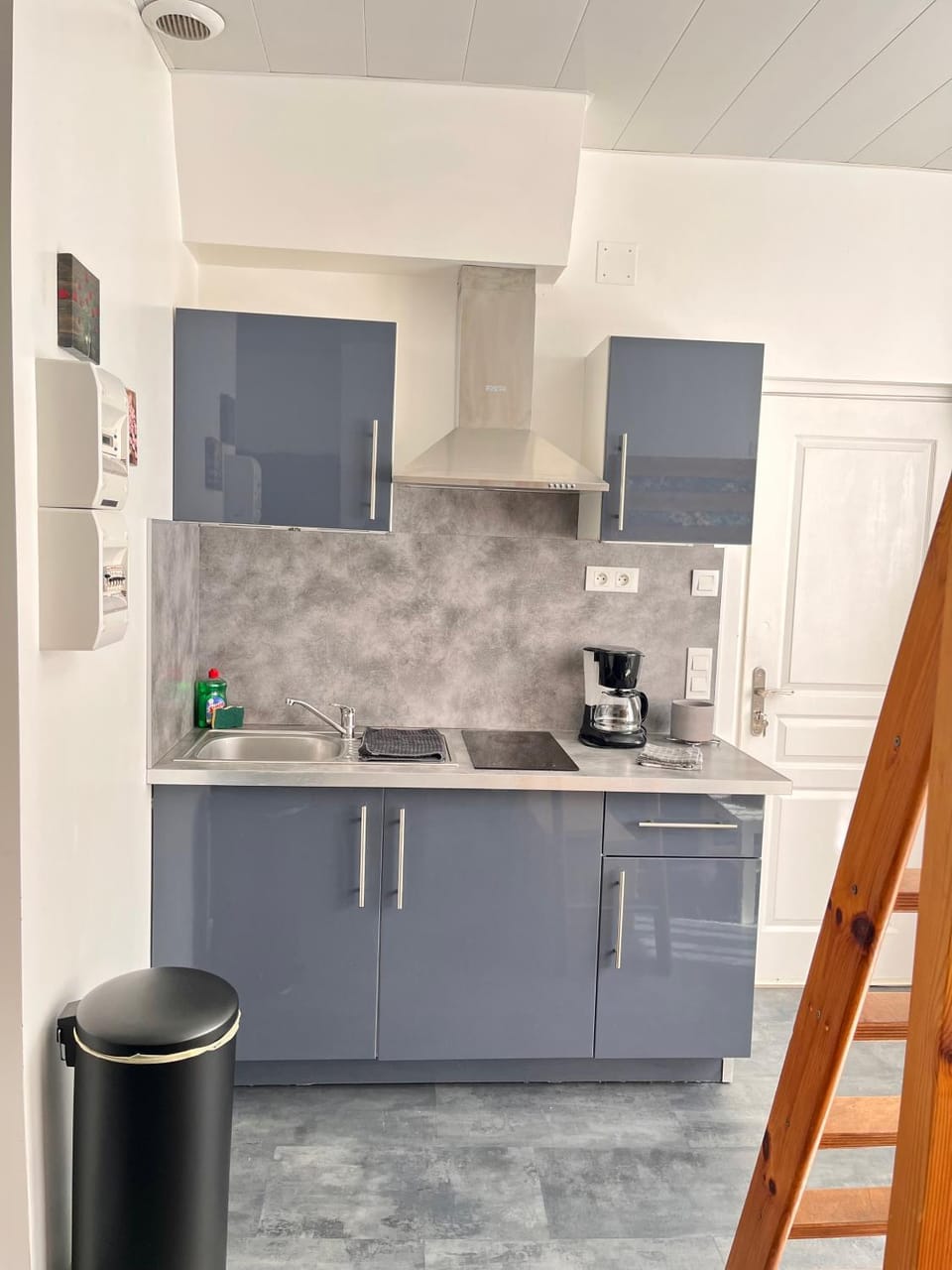 Coffee/tea facilities, Kitchen or kitchenette, stove