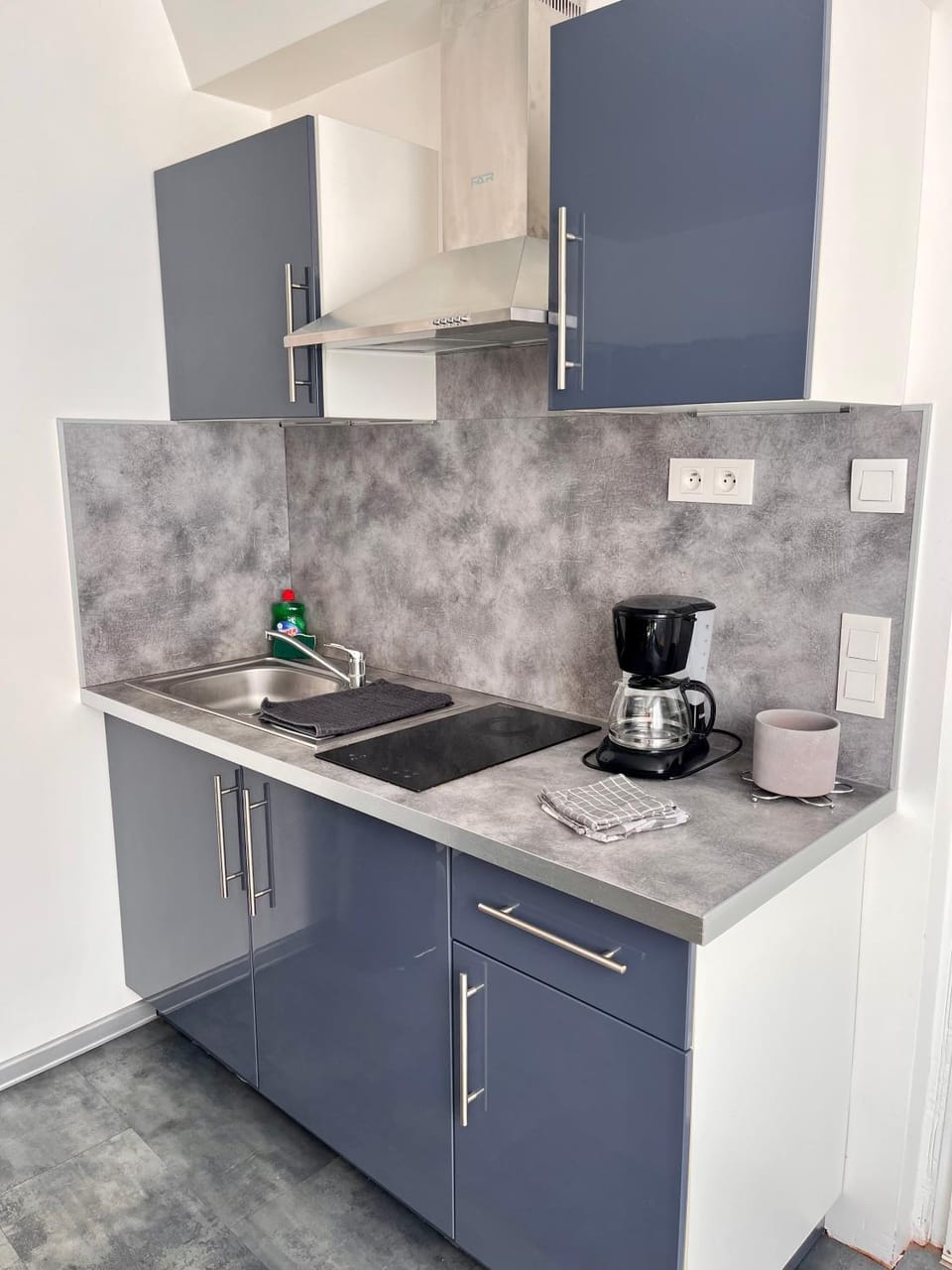 Coffee/tea facilities, Kitchen or kitchenette, stove, kitchen