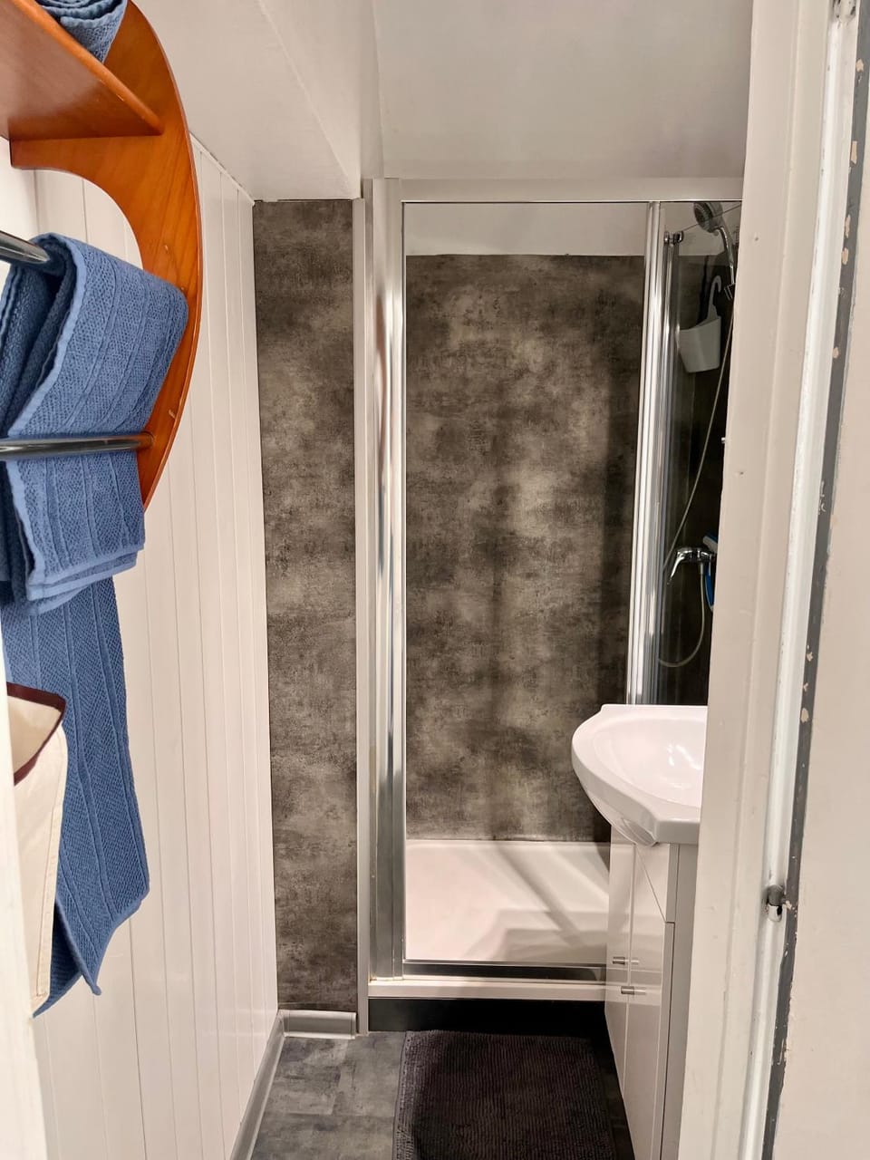 Bathroom, towels