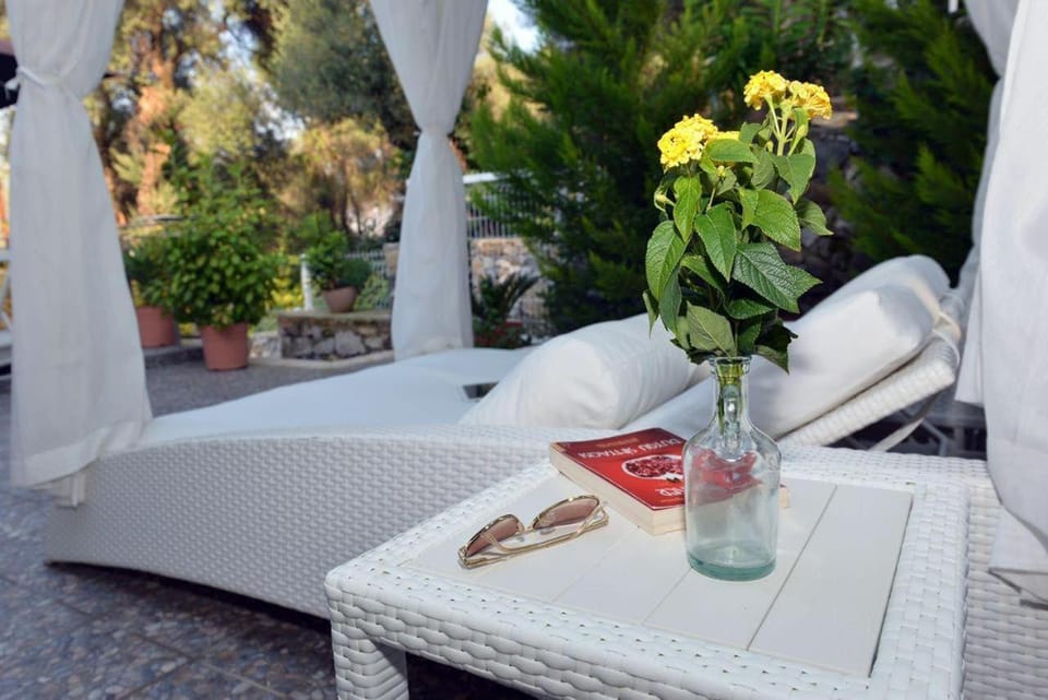 Patio, Day, Garden, Garden, View (from property/room), Balcony/Terrace, Seating area, Garden view