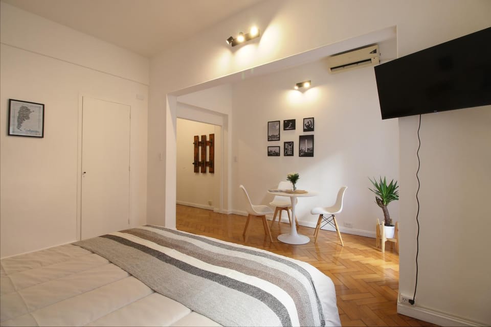 Bed, TV and multimedia, Photo of the whole room, Seating area, Bedroom, air conditioner