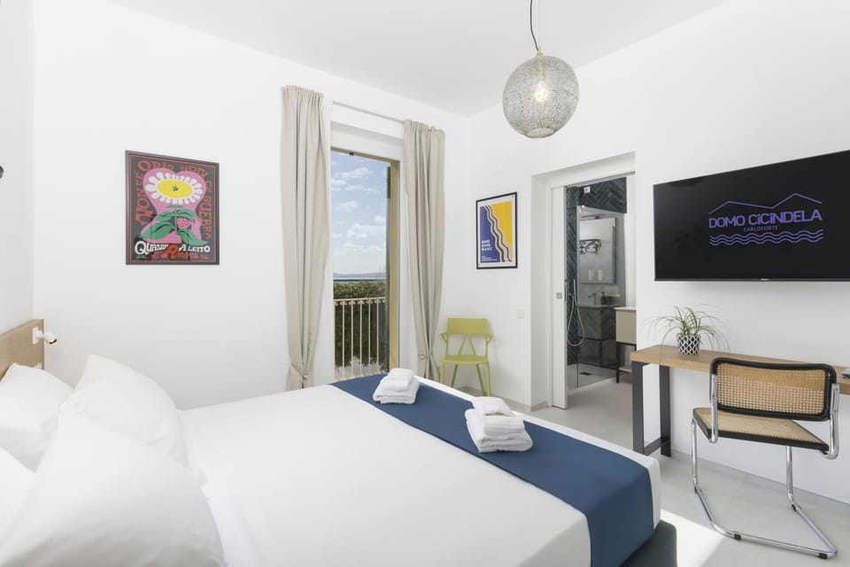 Bed, TV and multimedia, Photo of the whole room, Bedroom, towels