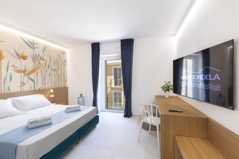 Bed, TV and multimedia, View (from property/room), Bedroom