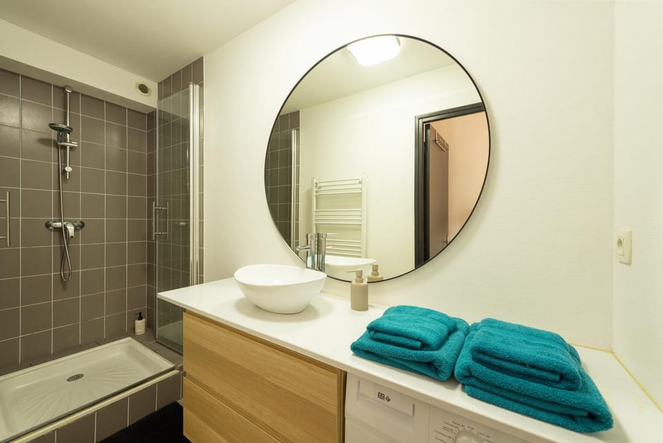 Shower, Bathroom, towels, washing machine