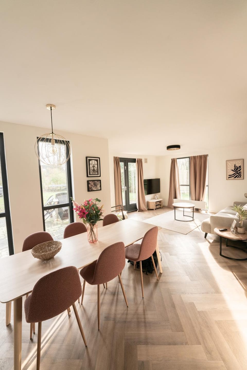 Communal lounge/ TV room, TV and multimedia, Living room, Dining area