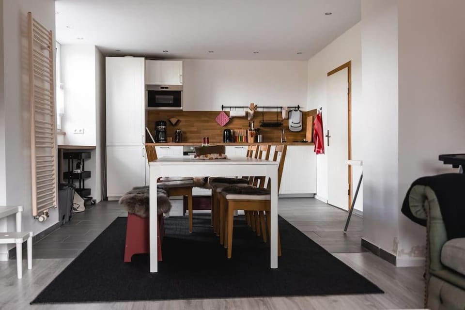 Kitchen or kitchenette, Dining area
