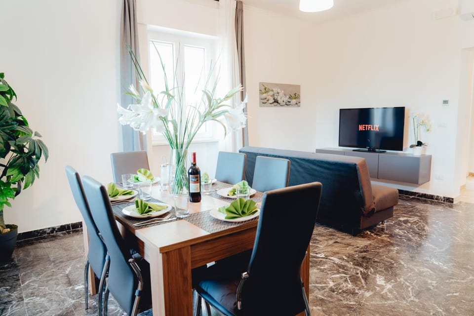 TV and multimedia, Living room, Seating area, Dining area