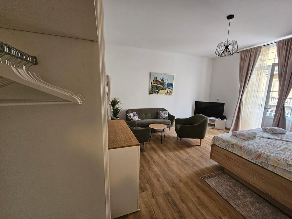 TV and multimedia, Seating area, Bedroom, wardrobe