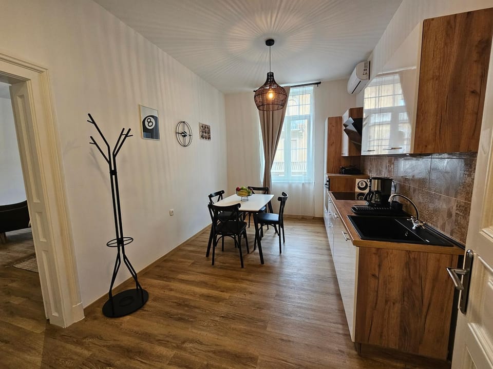 Coffee/tea facilities, Kitchen or kitchenette, Dining area, oven, stove