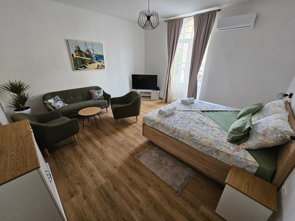 Communal lounge/ TV room, Seating area, Bedroom