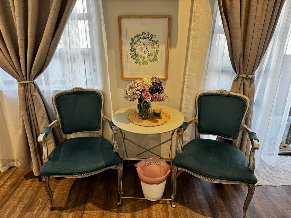 Living room, Seating area