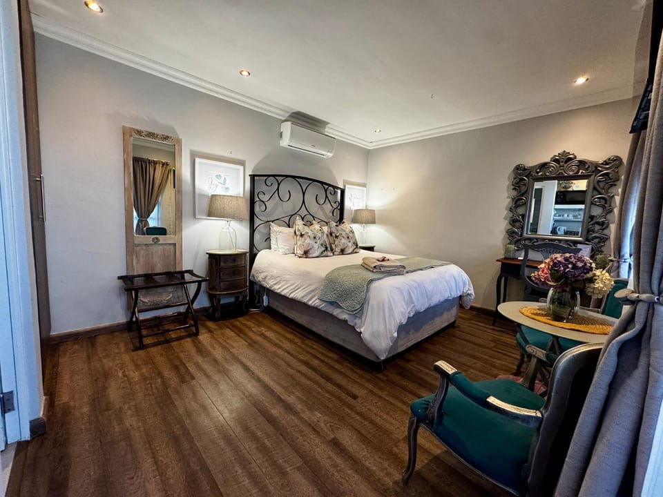 Bed, Photo of the whole room, Seating area, Bedroom