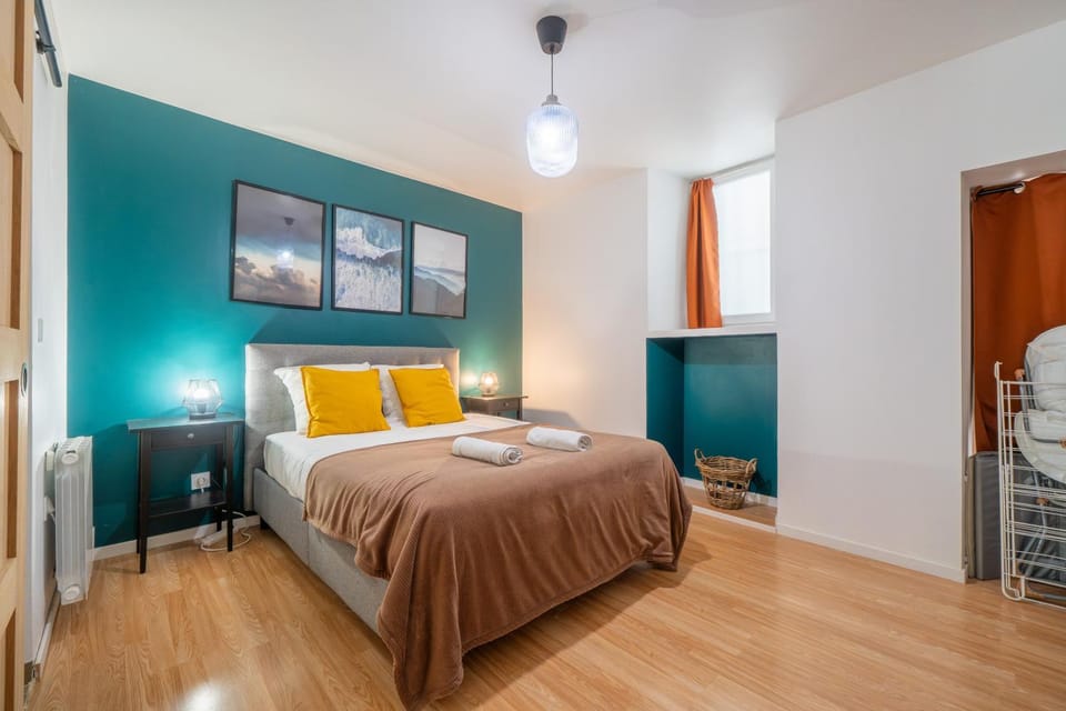 Bed, Bedroom, towels, towels, wardrobe