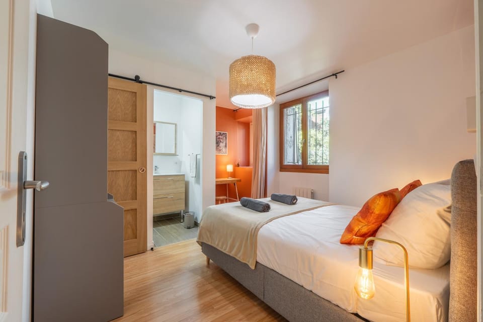 Bed, Bathroom, Bedroom, towels, towels, wardrobe