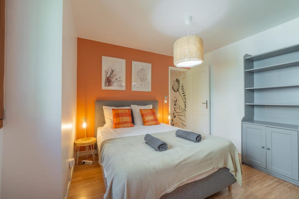 Bed, Bedroom, towels, wardrobe