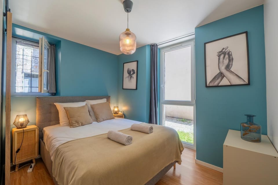 Bed, Bedroom, towels