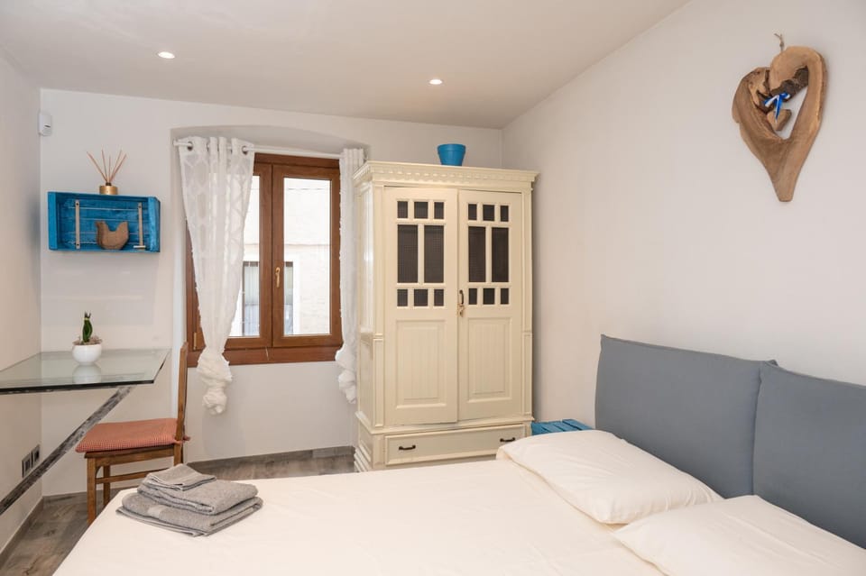 Bed, Photo of the whole room, Bedroom, towels, wardrobe