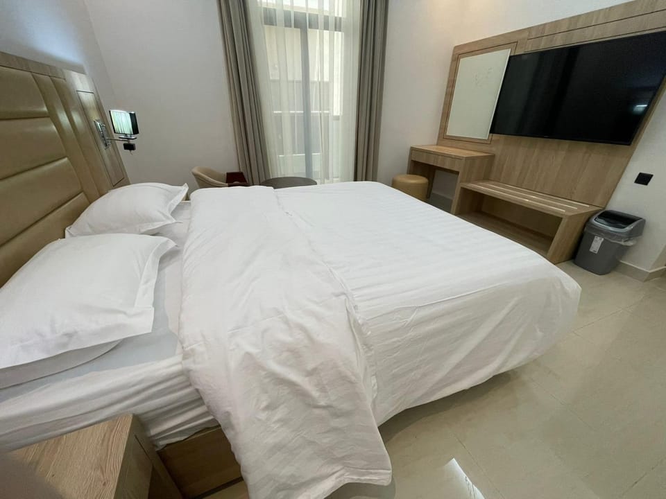 Bed, TV and multimedia, Photo of the whole room, Bedroom