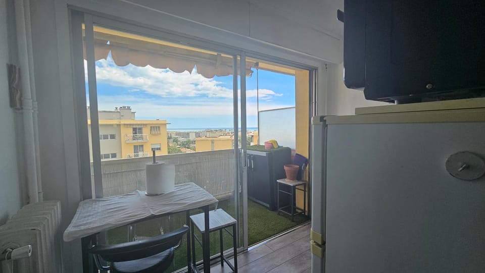 Studio equipé vu sur mer proche centre ville Apartment in Cagnes-sur-Mer