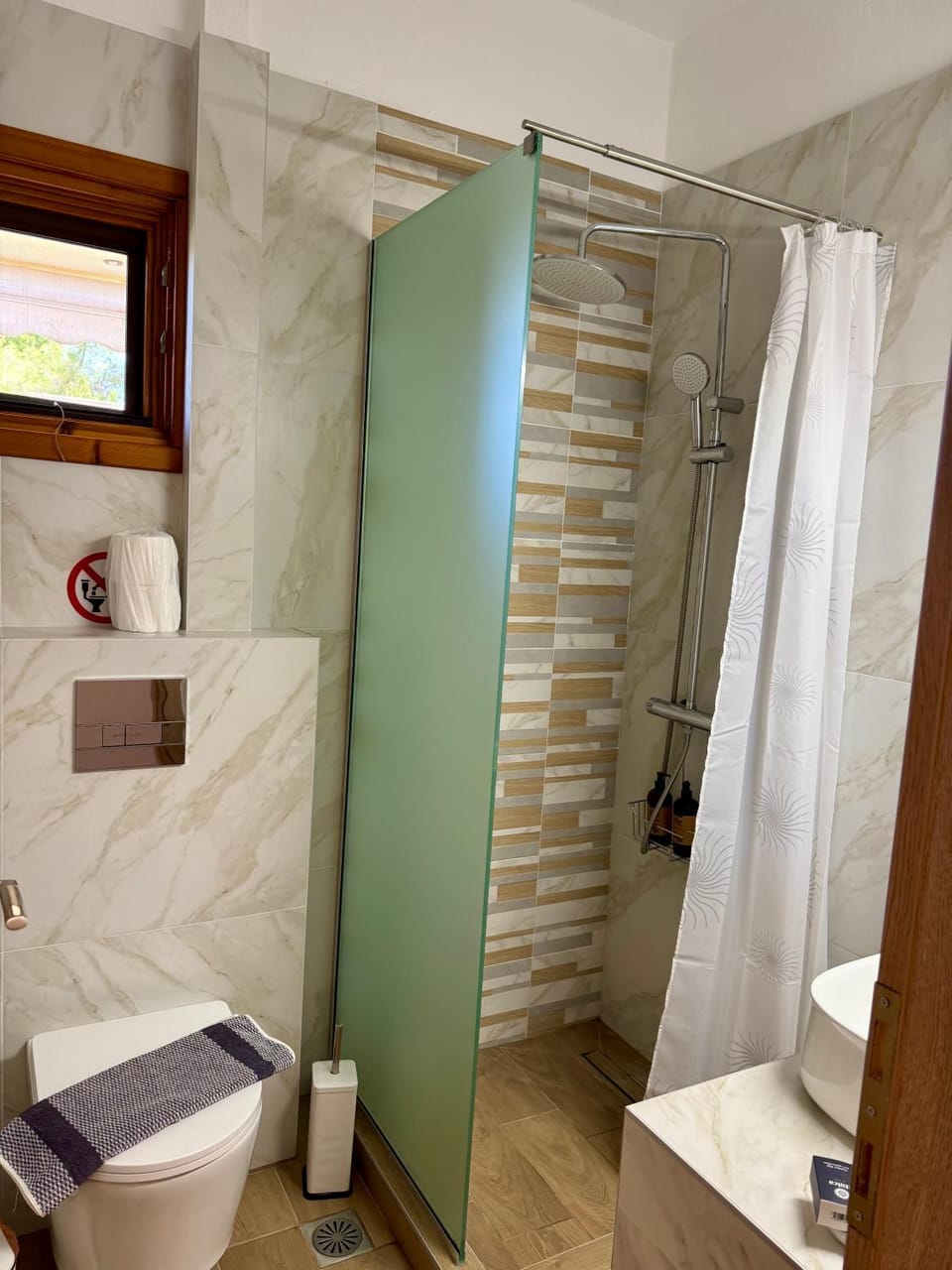 Shower, Toilet, towels