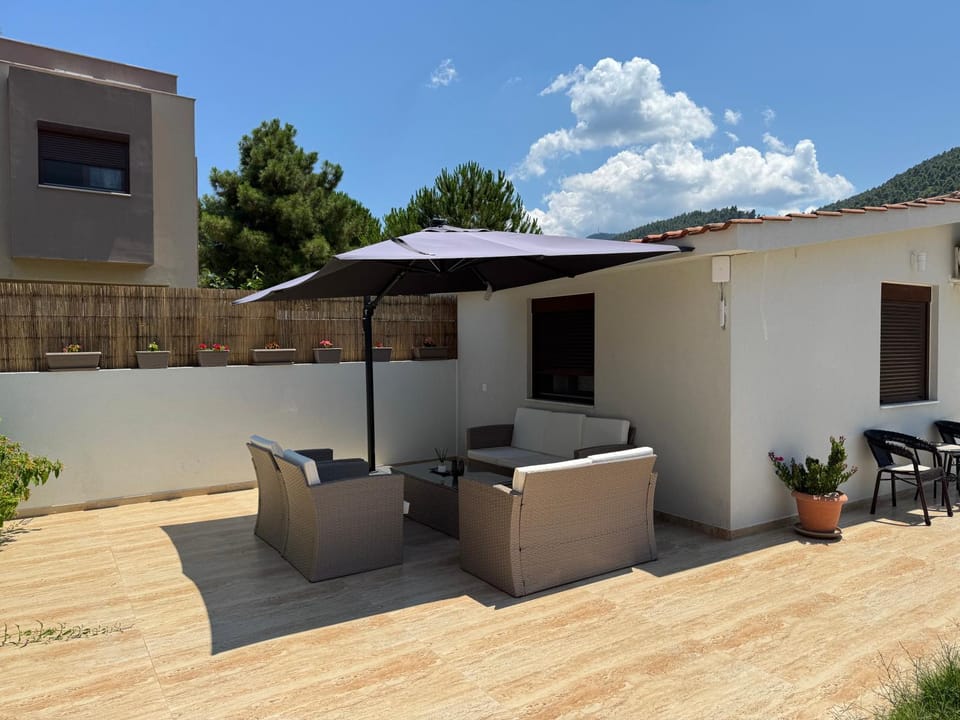 Property building, Day, Balcony/Terrace, Seating area