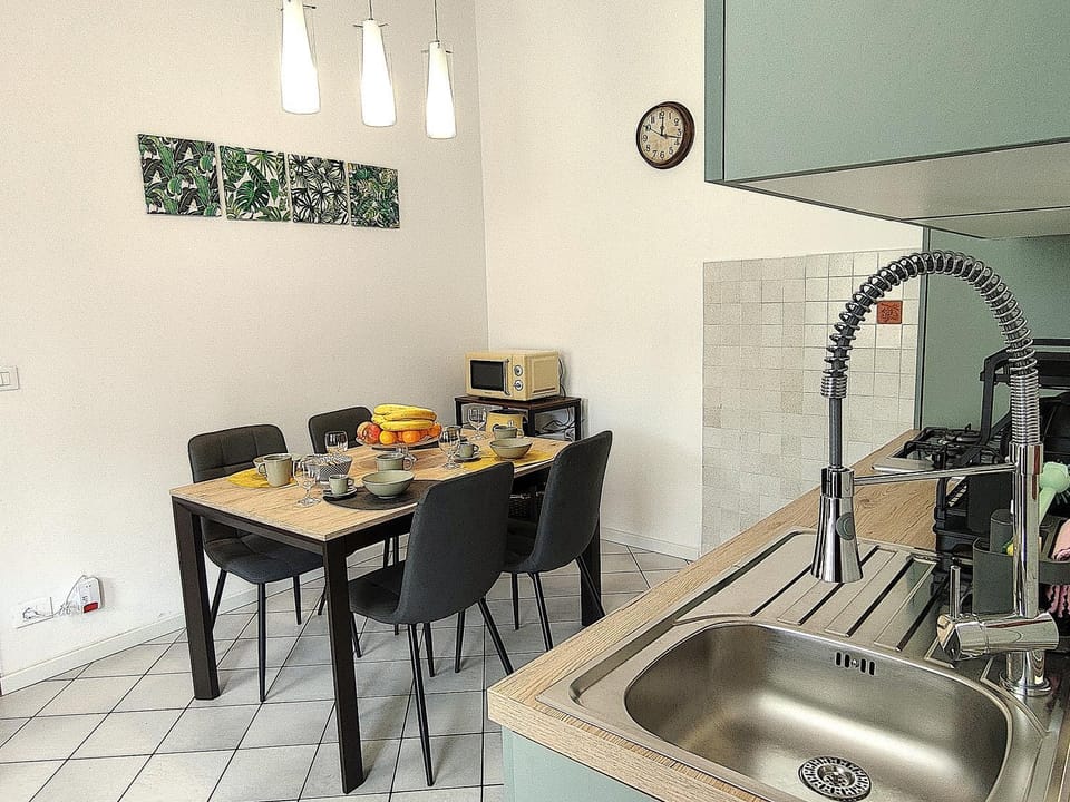 Kitchen or kitchenette, Decorative detail, Inner courtyard view, dishwasher, oven, toaster, kitchen