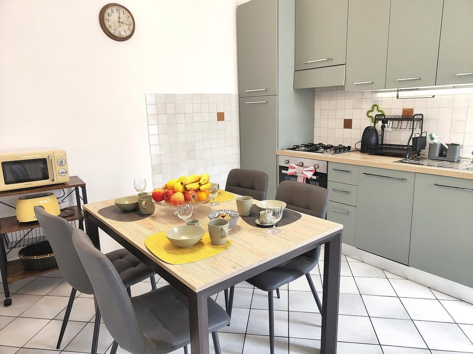 Kitchen or kitchenette, Decorative detail, dishwasher, oven, kitchen