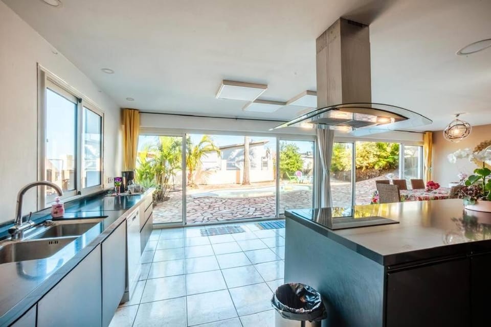 Kitchen or kitchenette, Dining area, dishwasher, stove