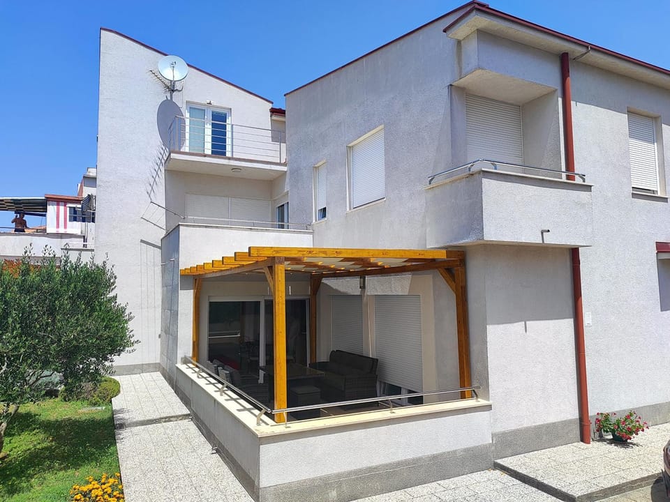 Property building, Day, Balcony/Terrace